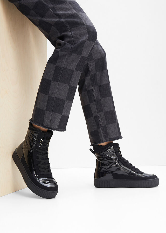 Botas forradas con cordones