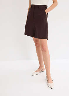 Pantalón corto tipo bermudas con pinzas