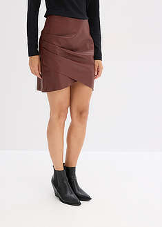 Falda corta de piel sintética