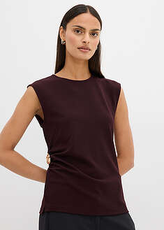 Top de crepé con hebilla decorativa