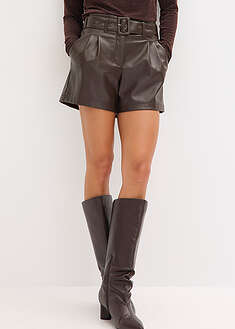 Pantalón corto de piel sintética con cinturón